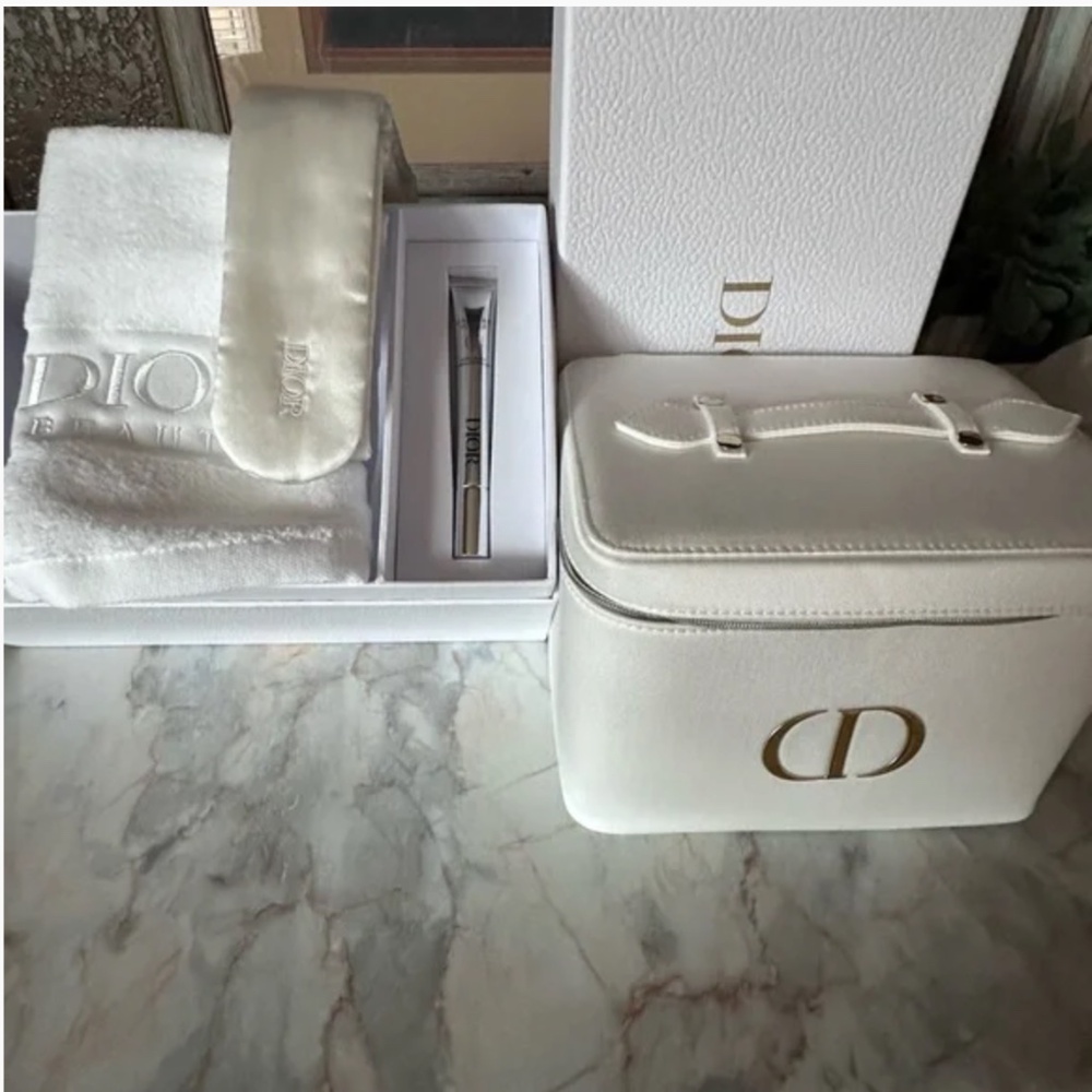 DIOR Platinum VIP Gift Set - Vanity Case + Towel + Hairband + Hyalushot NEW - Picture 5 of 7
